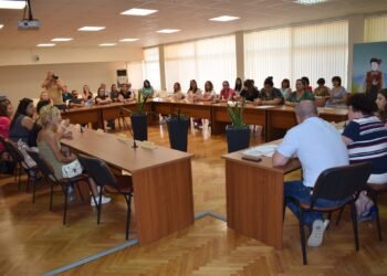 В Долни чифлик представиха пресконференция по проект "Бъдеще за децата"