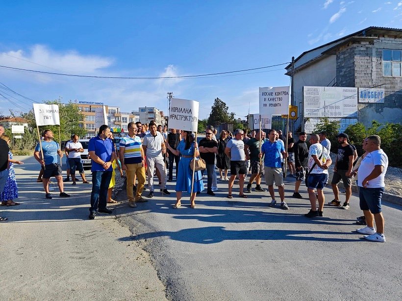 Жители на "Пчелина" на протест: Искаме контрол и качество на ремонта! (ВИДЕО/СНИМКИ)