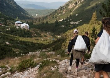 Доброволци от клуб “Усмивка” се впуснаха в поредната мисия – почистване на природните местности около Вълчи дол