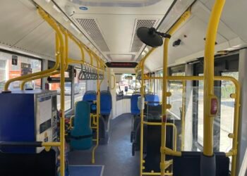 „Автобус на градския транспорт във Варна на спирка с качващи се пътници в първия учебен ден“