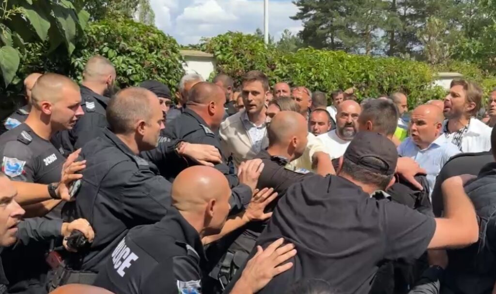 Сблъсъци между полицията и хората на Доган пред сараите в Бояна