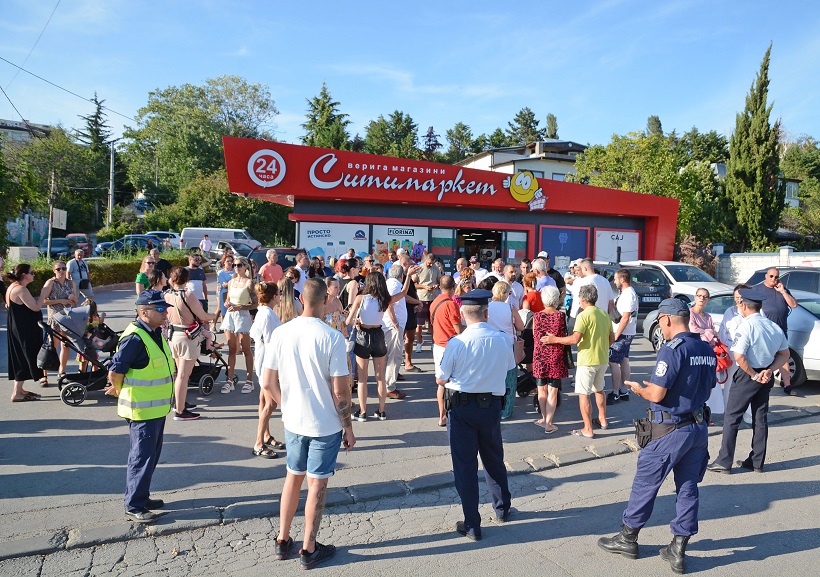 Заместник-кметът по сигурността Илия Коев лично увери протестиращите, че светофарът на бул. „Княз Борис I“ ще бъде пуснат на 20 август