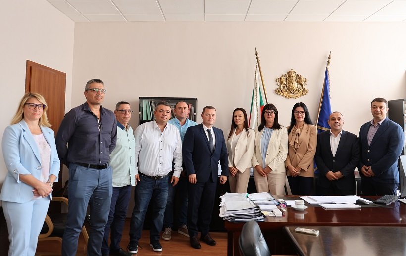 Министър Кондева с мерки за по-ранна обработка срещу комари през 2025 г.