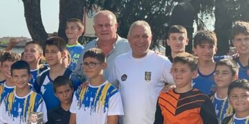 Хиляди се наредиха на опашка за автограф от Стоичков и пяха с Тони и Любо Киров в Аксаково (ВИДЕО/СНИМКИ)