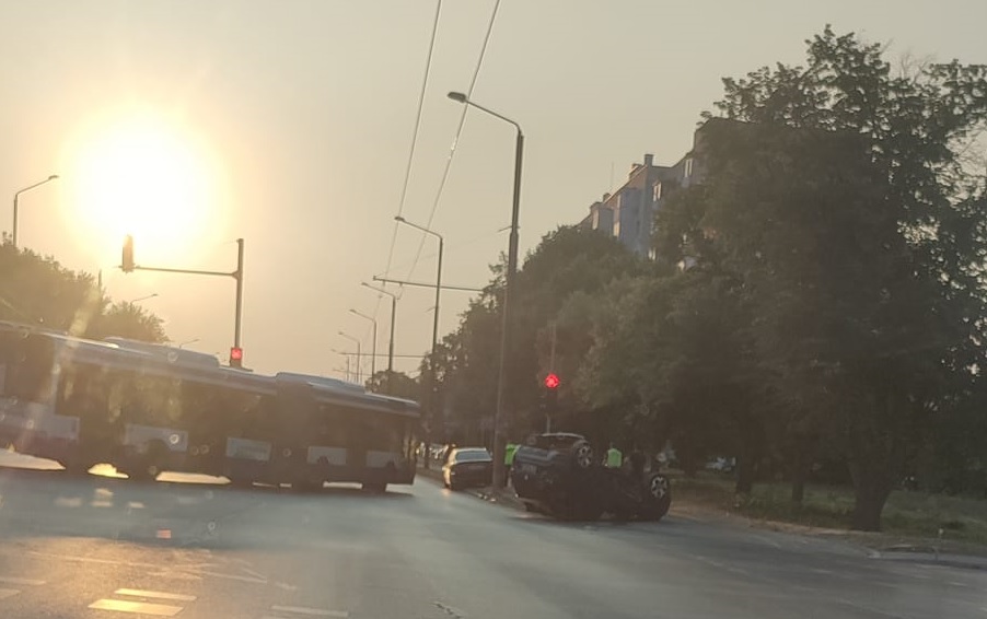 Кола се преобърна по таван на бул. "Трети март" във Варна