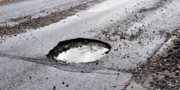 Протест готвят от варненската корабостроителница заради лошото състояние на пътя до завода под Аспаруховия мост. Участъкът създава всекидневни затруднения и крие препятствия за работещите там. Те споделиха, че постоянно им се налага да лавират межди огромните дупки и зърновозите, което ги бави. Времето за преминаване от моста до завода е колкото ако пътуваме от кв. "Възраждане", оплака се Галина Рачева. Проблемът съществува вече 7-8 години, спомни си тя. Пътят до корабостроителницата във Варна в лошо състояние от години Хората от корабостроителницата се пошегуваха и посочиха, че достигат майсторството в шофирането като на каращите по натоварена улица в Индия. Добрин Драгнев изрази учудването си как е възможно улицата и възловото кръстовище до пристанището и до военна база да останат неподдържани с години. На територията има и много други предприятия, всеки ден стават задръствания и на прелеза заради влаковите композиции, а заради тировете заобикалянето става кат в Индия - който откъдето може, само и само да избегне дупките, описа ситуацията той.