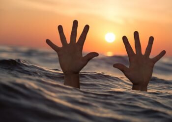 9-годишен се издирва, след като вчера влезнали да се къпе със свои приятели в река Марица край Симеоновград. Това потвърдиха за "Фокус" от ОДМВР-Хасково. Вчера в 14 часа в участъка в Симеоновград е получен сигнал от дете, че час по-рано, в района на автогарата в Симеоновград влезнало да се къпе в река Марица със свои приятели. Момчетата били шест, но 9-годишният им приятел не излезнал от реката с тях. По думите на обаждащото се дете, момчето може да е потънало, защото навлязло по-навътре в реката и не успяло да излезе. На място са изпратени спасителни екипи, но детето все още не е намерено. Неговото издирване продължава.