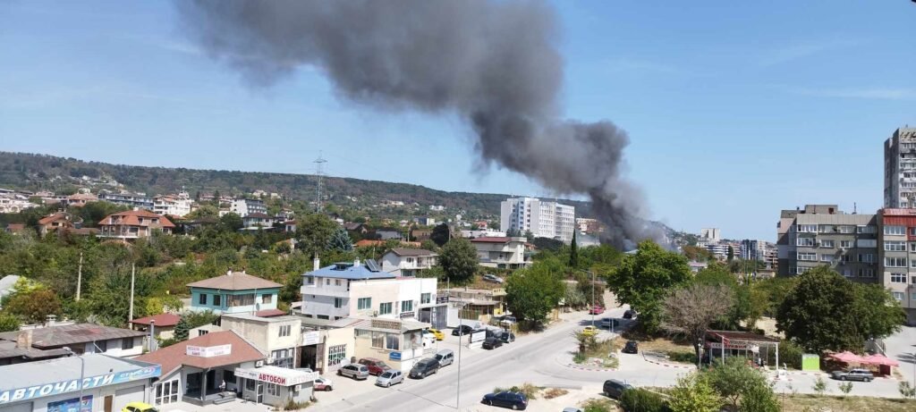 Голям пожар гори в района на Военноморска болница - Варна