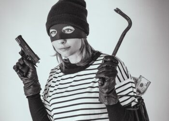 Осъдиха крадлива девойка, задигнала вещи от служебен автомобил в Аксаково