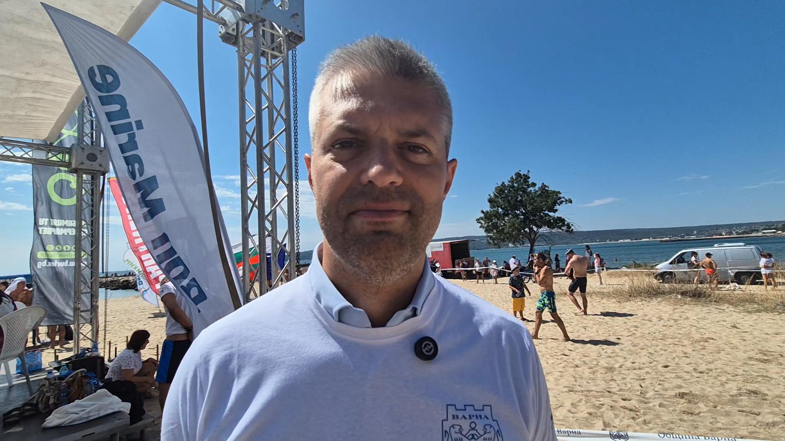 Кметът Благомир Коцев връчи награди на жените-победителки от традиционния за морската столица плувен маратон Галата - Варна. 267 души от 7 държави участваха в 84-ото издание на спортната проява днес, като и двете първи места - при мъжете и жените, бяха завоювани от варненци. Участниците се състезаваха при много тежки метеорологични условия, силен вятър и подводни течения. Организатор на събитието е Община Варна, Военноморските сили на България и ПКС "Черно море", a съорганизатори са Висшето военноморско училище "Н. Й. Вапцаров". Ежегодно за провеждането на плувната надпревара с помощ се включват и много доброволци. Сред официалните лица бяха заместник-министърът на младежта и спорта Стоян Андонов, заместник-кметът Илия Коев, директорът на ОП "Спорт - Варна" Юрджан Ахмед, съпругата на българския шампион по маратонско плуване Добри Динев - Маргарита Динева, представители на ВМС и ВВМУ "Н. Й. Вапцаров". Шампионът на 84-ти плувен маратон Галата - Варна при жените е варненката Калина Николаева от ПСК "Черно море". Тя завърши своето плуване за 1 час 6 мин. 31 сек. Второ място завоюва Жасмина Медникарова също от Варна за време 1 час и 16 мин., трета с време от 1 час 18 мин. 30 сек. се класира варненката Ева Христова. Ина Божена Решетняк от Украйна финишира четвърта за 1 час 18 мин. 37 сек., пета за 1 час 19 мин. завърши плуването си Ивет Шумкова отново от морската столица. Шесто място зае Калина Захариева от Благоевград за време 1 час 33 мин. Златото при мъжете спечели варненецът Ясен Бонев от клуб "Астери", който преплува разстоянието за 1 час 3 мин. 46 сек. Сребърен медал грабна Ивайло Милев също от Варна с време 1 час 6 мин. 52 сек., бронзов медал завоюва Калоян Драгнев от Пловдив с време 1 час 7 мин. 9 сек. На четвърто място се класира Антоний Моралийски от Варна с 1 час 7 мин. 24 сек., пети е Дарин Кирилов от Силистра с 1 час 7 мин. 36 сек. Шестото място зае Ангел Маргаритов от Стара Загора, който завърши плувния маратон за време 1 час 7 мин. 57 сек. Отличията при мъжете бяха връчени от кап. I ранг Ваньо Мусински. Двамата златни медалисти Калина Николаева и Ясен Бонев получиха и допълнителна награда от заместник-кмета Илия Коев, като най-изявени състезатели от Варна. Абсолютният шампион на маратона Ясен Бонев получи и купа от семейството на българския плувен шампион Добри Динев. За чудесното си представяне в плувното състезание, участниците с увреждания Веселина Великова и Пламен Иванов получиха специални отличия от директора на ОП "Спорт-Варна" Юрджан Ахмед. На Мирослав Савов пък беше дадена награда за най-многобройни участия в плувния маратон през годините - 40 на брой преплувания на разстоянието Галата-Варна. В 84-ото издание на най-старото плувно състезание в България тази година се включиха 267 участници от България, Русия, Украйна, Великобритания, Германия, Дания и Турция. Общият награден фонд за победителите е 9 100 лв. Първите места при мъжете и жените получиха по 1 200 лв.; второ място – 900 лв.; трето място – 700 лв.; четвърто място – 600 лв.; пето място – 500 лв.; шесто място – 400 лв. Паричната награда – бонус за участниците с увреждания е 250 лв. Плувецът с най-много участия в маратона също получи парична награда от 250 лв.