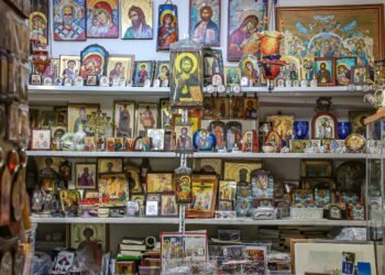 Криминален тип от Суворово задигна икони и бижута от избено помещение