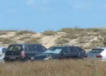 Десетки автомобили паркират върху пясъчните дюни край Шкорпиловци