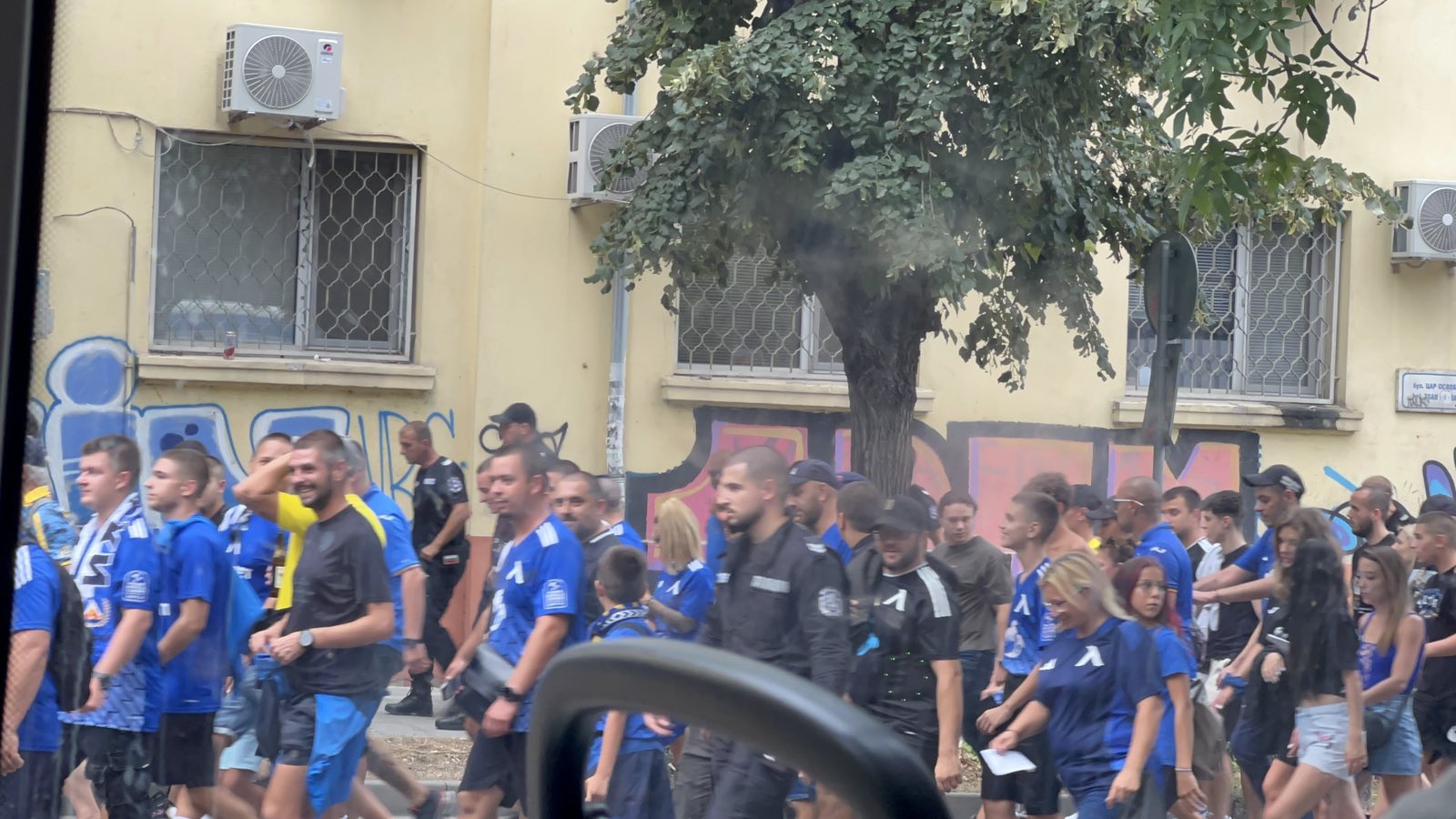 Стотици фенове на "Левски" преминаха през бул. "Цар Освободител" за мача със "Спартак - 1918" II (ВИДЕО/СНИМКИ)