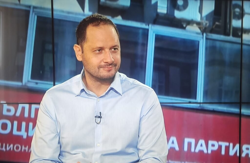 Ако БСП участва в с управление с ГЕРБ, то това би бил последният път, в който партията влиза в парламента. Такава теза изрази бившият евродепутат от БСП Петър Витанов. Той коментира думите на бившия премиер и настоящ лидер на ГЕРБ Бойко Борисов, че именно БСП е приемлив партньор на ГЕРБ за управление след предсрочните парламентарни избори на 27 октомври. Витанов смята, че БСП не може и не трябва да служи за патерица в нечие управление. "Борисов е политически играч и го прави с цел да разколебае избирателите и БСП", анализира Витанов. "Корнелия Нинова мина като климатичното явление Ел Ниньо през лявото политическо пространство и го остави като гола поляна", изтъка Витанов. Той добави, че Нинова няма право повече да бъдат кандидат за депутат от БСП и би следвало да има нова страница и бъдеще без нея. Но само по себе си изключването на Нинова не разрешавало с магическа пръчка проблемите на Столетницата, смята Петър Витанов.