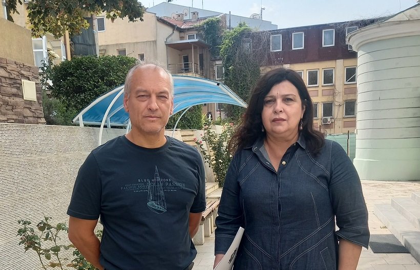 ПЪРВО ЗАСЕДАНИЕ НА РИК В ОБЛАСТНА АДМИНИСТРАЦИЯ - ВАРНА С Решение №3605-НС от 6 септември тази година Централната избирателна комисия /ЦИК/ назначи Районната избирателна комисия /РИК/ в Трети изборен район – Варненски за изборите за народни представители на 27 октомври 2024 година в състав от 17 членове с председател Велин Жеков. Четирима са заместник председателите на РИК, посочени от парламентарно представени партии и коалиции в 50 НС по време на консултациите при областния управител, и утвърдени от ЦИК. Това са: Дарина Илиева, Димитър Георгиев, Тодорка Иванова и Йовчо Йовчев. Без промяна от предходните избори е и секретарят на РИК – Олга Куцарова – Томова. Днес в Областна администрация - Варна се проведе и първото заседание на РИК. „Съставът на комисията в общи линии повтаря този от предходните парламентарни избори, в т.ч. с дублиране работата на ОИК и на РИК“, каза Велин Жеков преди началото на първото заседание и допълни, че това му дава увереност за добра координация и ефективна работа за провеждането на изборите за народни представители на 27 октомври 2024 година. Областният управител професор Андрияна Андреева очаква днес да бъдат взети решения, свързани с организацията на бъдещата работа на РИК, както и да бъде направен избор на технически сътрудници. Ангажимент на Областна администрация е сключването на договори с тях. За всички останали действия, свързани с организацията на изборния процес в Трети изборен район – Варненски ще бъдат изпълнявани указанията на ЦИК и на РИК.