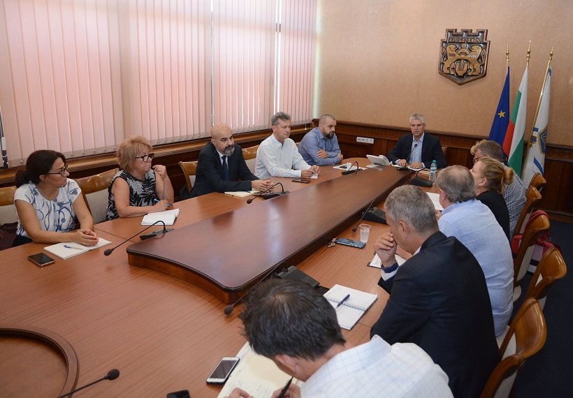 Спешно трябва да бъдат почистени и избуялите храсти около светофарите, пешеходните пътеки, разделителните линии на пътното платно