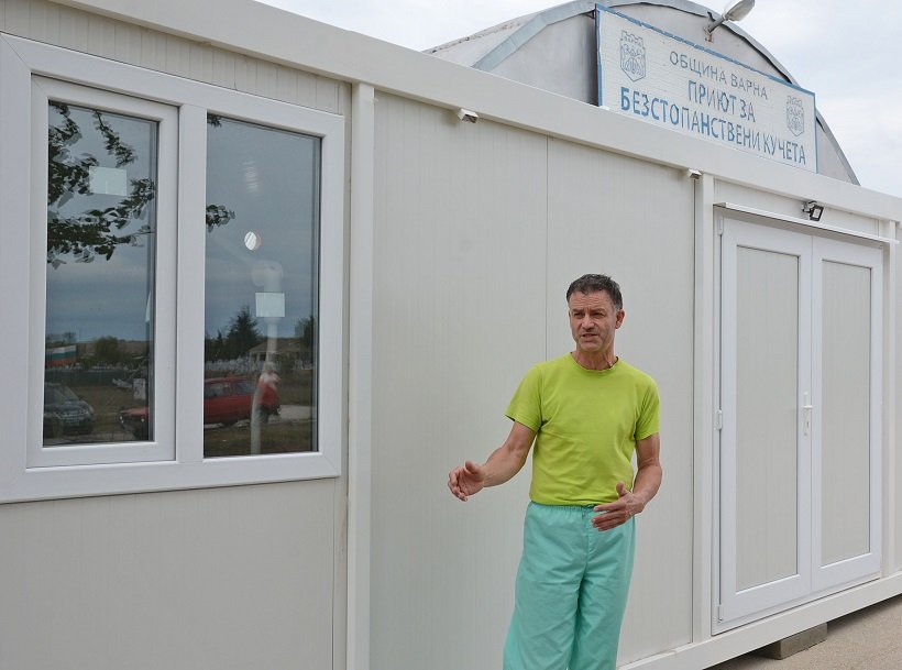 Новият фургон в Приютът за безстопанствени кучета в Каменар е почти оборудван (СНИМКИ)