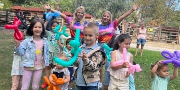 Десетки деца и родители си тръгнаха доволни от последния урок на Щастливо еко училище “Свят непознат” (ВИДЕО/СНИМКИ)