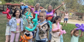 Десетки деца и родители си тръгнаха доволни от последния урок на Щастливо еко училище “Свят непознат” (ВИДЕО/СНИМКИ)