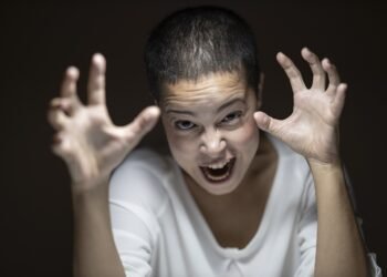 Жена с психични отклонения вилня в центъра на Варна! Нападна дете и индийска студентка!