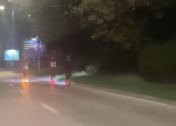 Младежи с електрически тротинетки летят с висока скорост по оживен булевард във Варна (ВИДЕО)