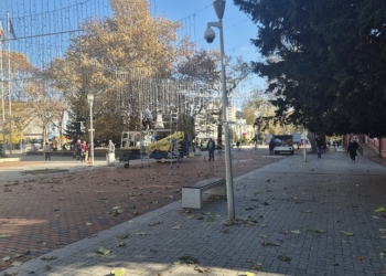 Поставят коледната украса във Варна! Ето колко струва