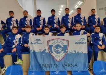 Деца помагат на дете в турнир по водна топка във Варна