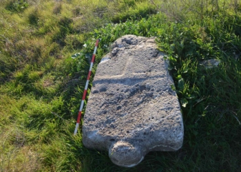 Археолози откриха древна надгробна плоча – каменна стела “баба” край с. Страшимирово (СНИМКИ)