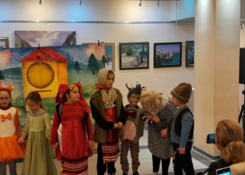 Възпитаниците на кака Марияна от театрална работилница “Радост” зарадваха приятели и родители с представлението “Дядо вади ряпа” 