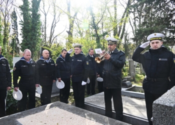 Военни моряци и ветерани почетоха паметта на флотски герой, загинал при миночистене на река Дунав (СНИМКИ)