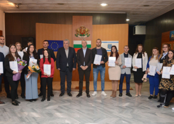 Връчиха общинско отличие за млад учител на 18 преподаватели от училища и детски градини във Варна