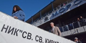 Първите дни от пътуването на НИК 421 към Антарктида (СНИМКИ)