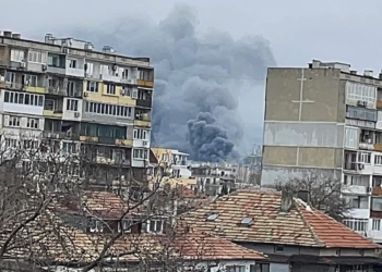 Пожар гори в автосервиз във Варна