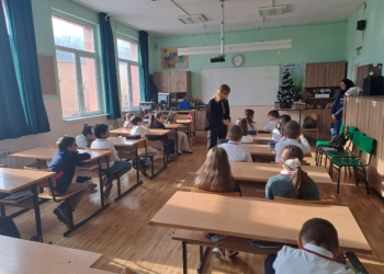 В съдебната и в класната стая третокласници от Варна разговаряха с апелативен съдия за правилата и ценностите