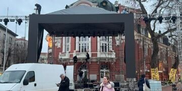 Подготвят сцената за новогодишния концерт на площад “Независимост”, очакват се над 16 000 посетители