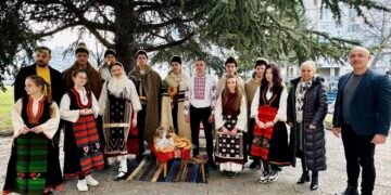 Коледари благословиха за здраве и берекет екипът на кметство “Владиславово”