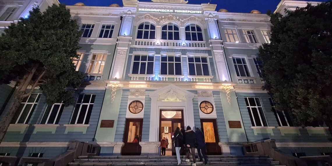 Кметът Благомир Коцев поздрави студентите-отличници в Икономическия университет – Варна (СНИМКИ)