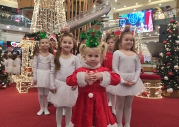 Пееща Коледна улица отвори вратата на празничното настроение по време на изложението “Парола – Любов!” (ВИДЕО/СНИМКИ)