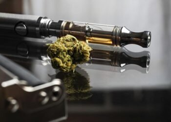 Задържаха девойка и двама младежи, дилъри на вейп устройства с дрога във Варна