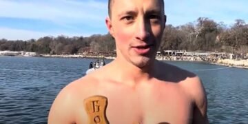 Александър Аенски, шампион на КПС “Спартак Варна” спаси Богоявленския кръст (ВИДЕО/СНИМКИ)