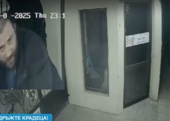 Откраднаха три велосипеда от жилищна сграда във Варна, издирват крадците (ВИДЕО)