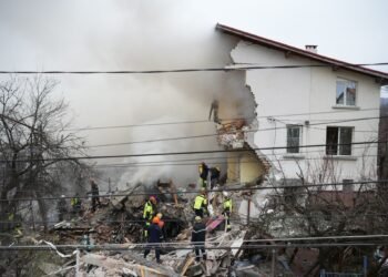 Адски взрив събори къща в Банкя! Полицейски екипи и пожарникари продължават работата на мястото на инцидента! (СНИМКИ)