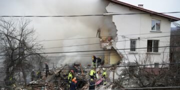 Адски взрив събори къща в Банкя! Полицейски екипи и пожарникари продължават работата на мястото на инцидента! (СНИМКИ)