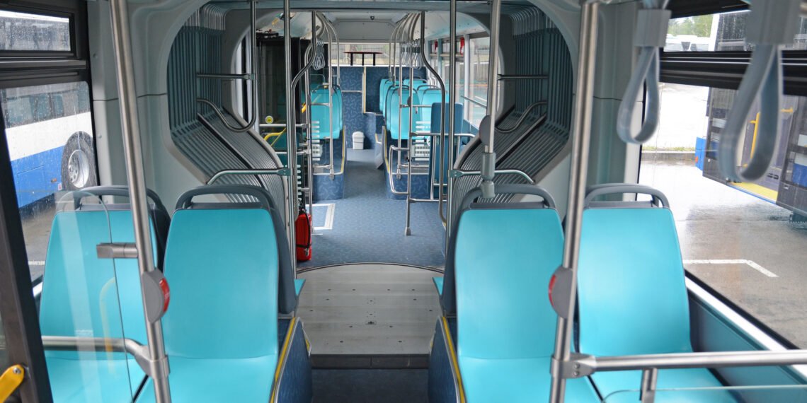 Обособени са две гишета за издаване на карти за градския транспорт за учащи