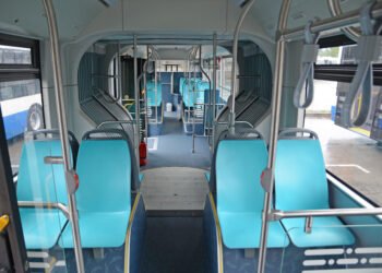 Обособени са две гишета за издаване на карти за градския транспорт за учащи