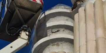 Завърши обезопасяването на колоните на входа на Морската градина