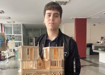 Първокурсник от Варненския свободен университет впечатли с макет на катедралата Нотр Дам дьо Пари