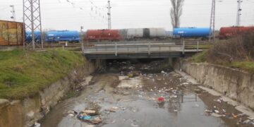 Почистват канала на бул. „Васил Левски“