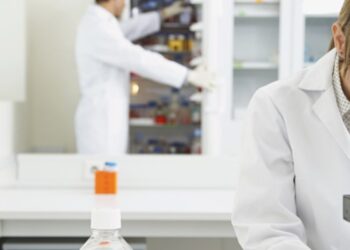 Млади български учени ще изследват злокачествени заболявания, съхранението на енергията и развитието на кометите