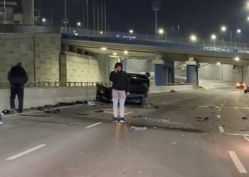 Кола се обърна по таван по бул. “Левски”, шофьорът по чудо е невредим